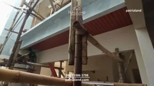 plafon PVC motif kayu yang memberikan nuansa interior mewah, hangat, dan elegan layaknya kayu solid pada ruang tamu modern.