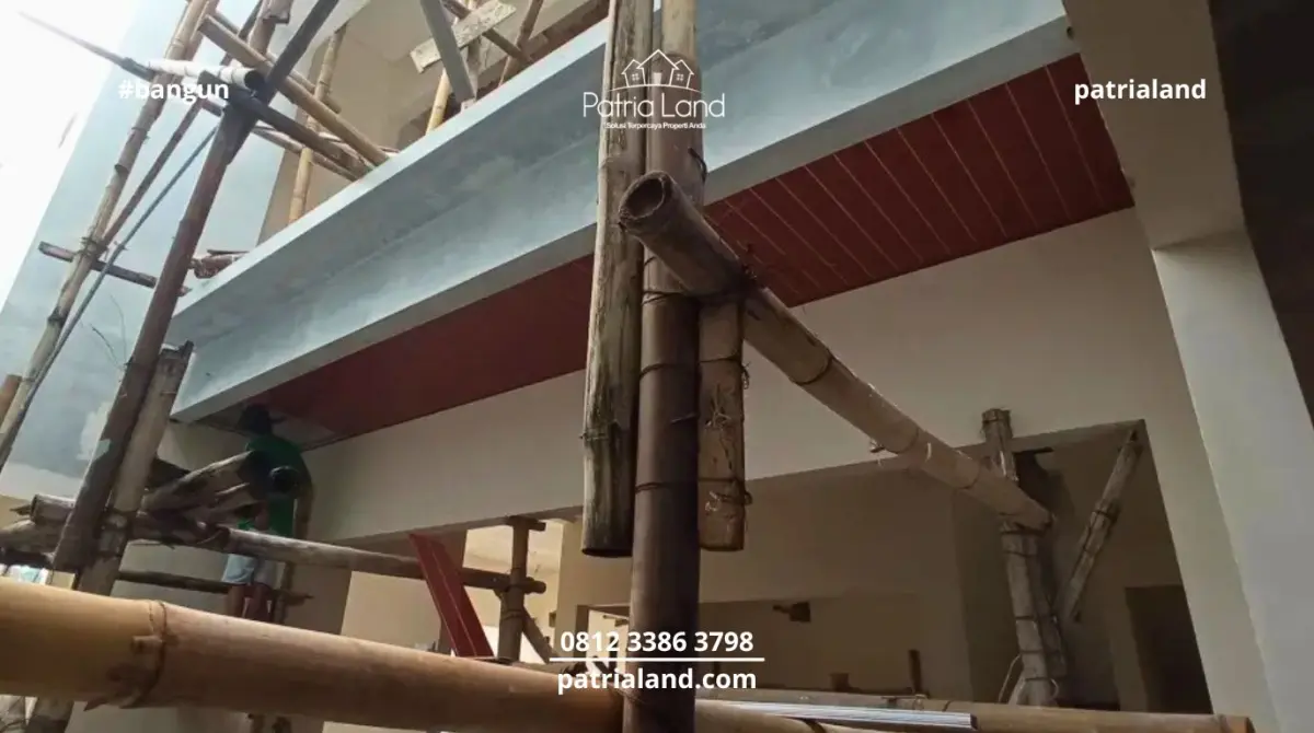plafon PVC motif kayu yang memberikan nuansa interior mewah, hangat, dan elegan layaknya kayu solid pada ruang tamu modern.