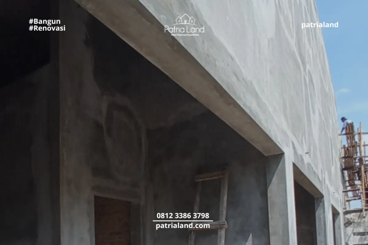 Progres pembangunan struktur bangunan rumah kos eksklusif dengan desain fasad kokoh dan lorong yang memiliki sirkulasi udara optimal.