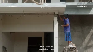 Proses perawatan atau curing beton yang benar oleh tim Patria Land untuk mencegah terjadinya retak susut plastik dan crazing.
