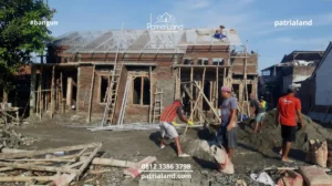 Pemasangan struktur rangka atap baja ringan dan baja struktural yang aman dan sesuai standar perhitungan teknis oleh kontraktor profesional.