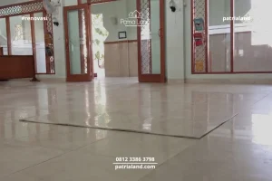 Kondisi awal keramik lantai terangkat (popping) di Masjid At Taqwa Muhammadiyah Kota Blitar