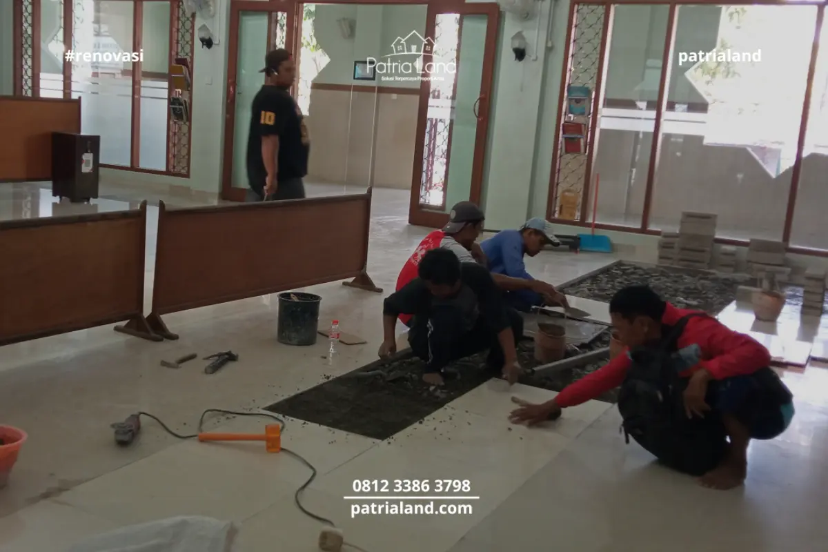 Instalasi ulang keramik lantai menggunakan perekat khusus untuk mencegah popping terulang kembali.