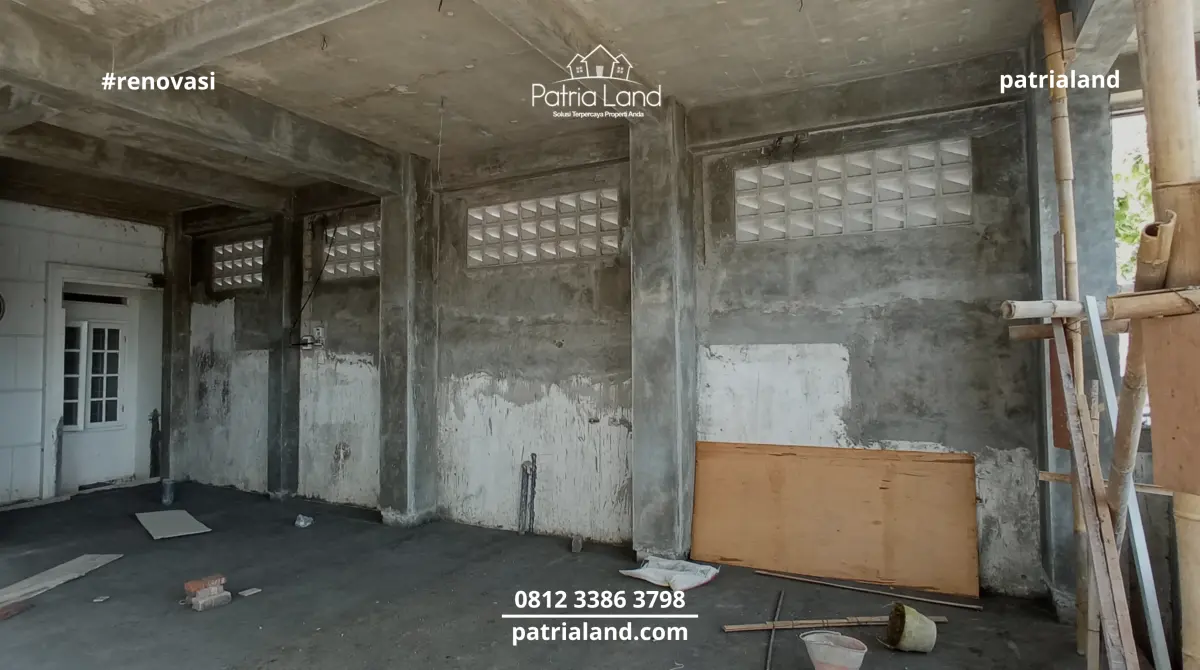 Pengecoran dak beton lantai dua yang solid dan presisi untuk menahan beban area rooftop cafe.