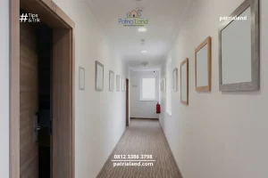 Standar arah bukaan pintu rumah yang dibuka ke dalam untuk keamanan.