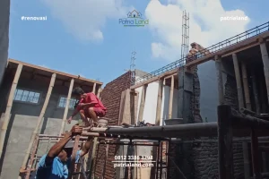 Pekerja jasa kontraktor Blitar Patrialand sedang melakukan pemasangan bekisting dan struktur atas