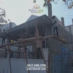 Progres pengerjaan struktur beton bertulang untuk lantai dua proyek cafe carport oleh tim kontraktor profesional.