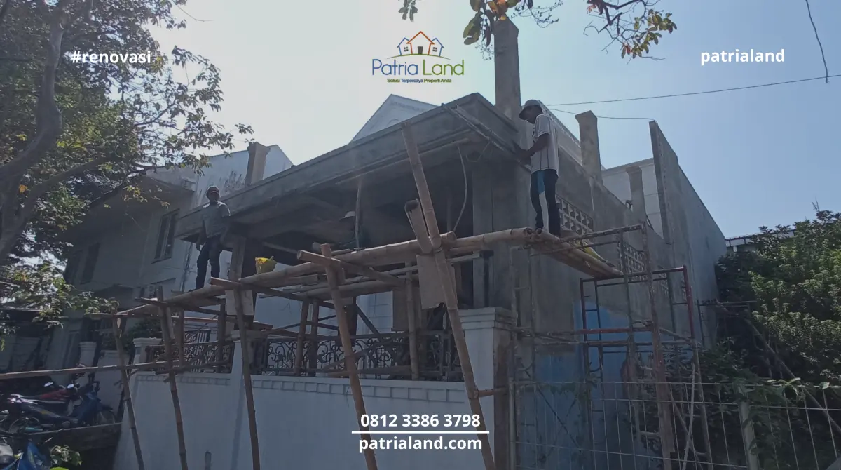 Progres pengerjaan struktur beton bertulang untuk lantai dua proyek cafe carport oleh tim kontraktor profesional.