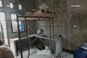 Proses plesteran untuk memastikan kerataan dinding pada proyek jasa bangun rumah Blitar