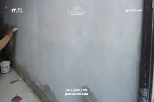 Detail perataan pori-pori dinding dalam tahap proses sealer cat tembok yang benar.