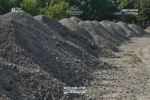 Bahaya salah pilih jenis pasir bangunan yang menyebabkan plesteran rontok dan beton keropos.
