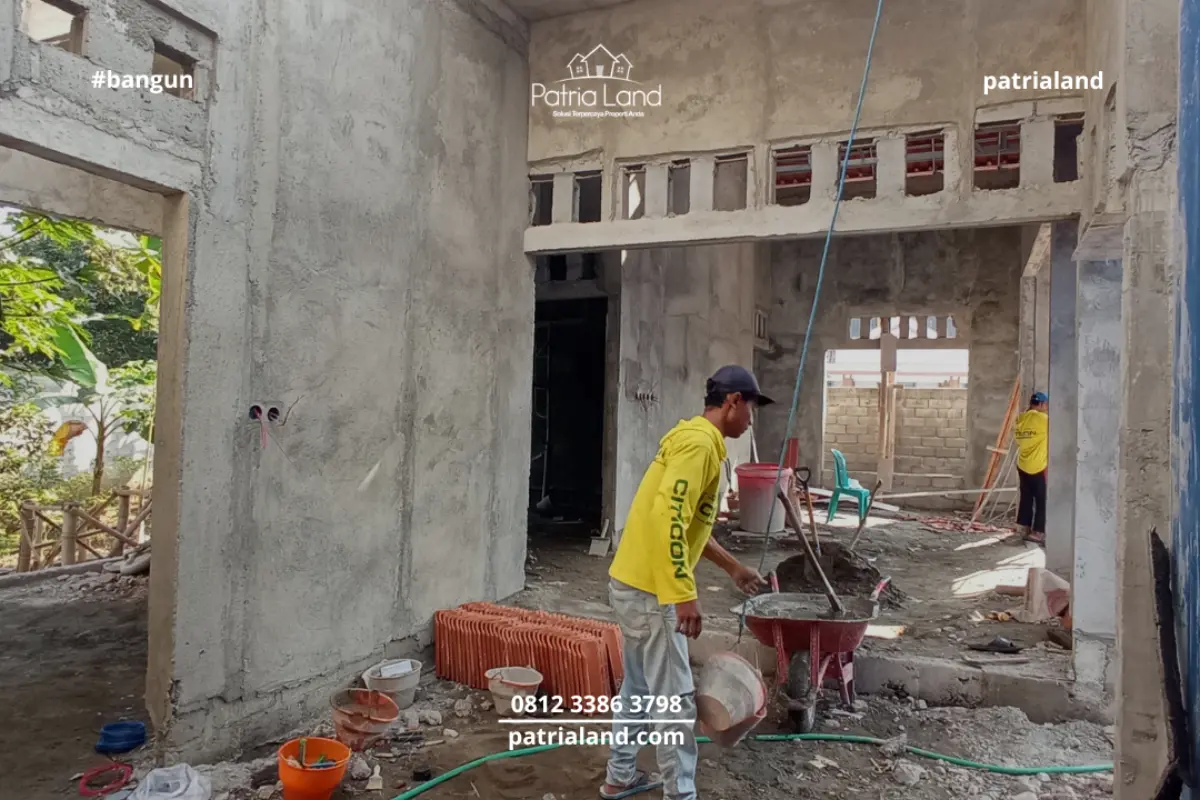 Detail pengerjaan proyek konstruksi rumah di Desa Duren, Talun, Blitar.