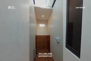 Pencahayaan alami dari atap skylight untuk menjaga desain tempat mesin cuci minimalis tetap kering dan tidak lembap