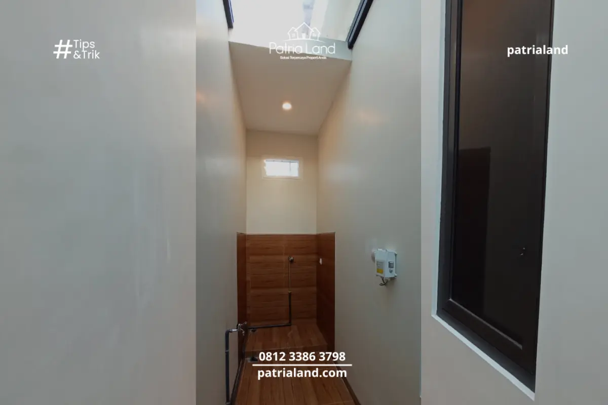 Pencahayaan alami dari atap skylight untuk menjaga desain tempat mesin cuci minimalis tetap kering dan tidak lembap