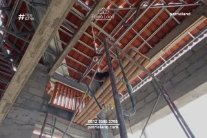 Proses instalasi baja ringan oleh aplikator profesional