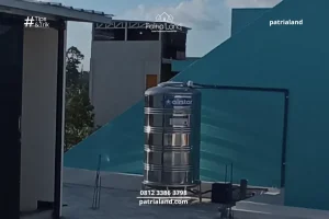 Penempatan tandon air stainless steel di area rooftop cor dak beton yang tahan terhadap sinar matahari dan anti lumut.