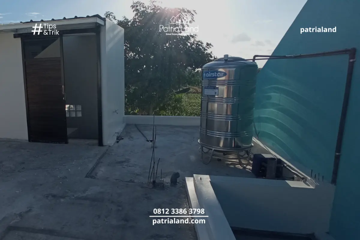 Penempatan tandon air stainless steel di area rooftop cor dak beton yang tahan terhadap sinar matahari dan anti lumut.