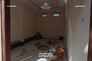 Proses pengisian nat keramik (grouting) secara rapi dan presisi oleh tim tukang bangunan Blitar