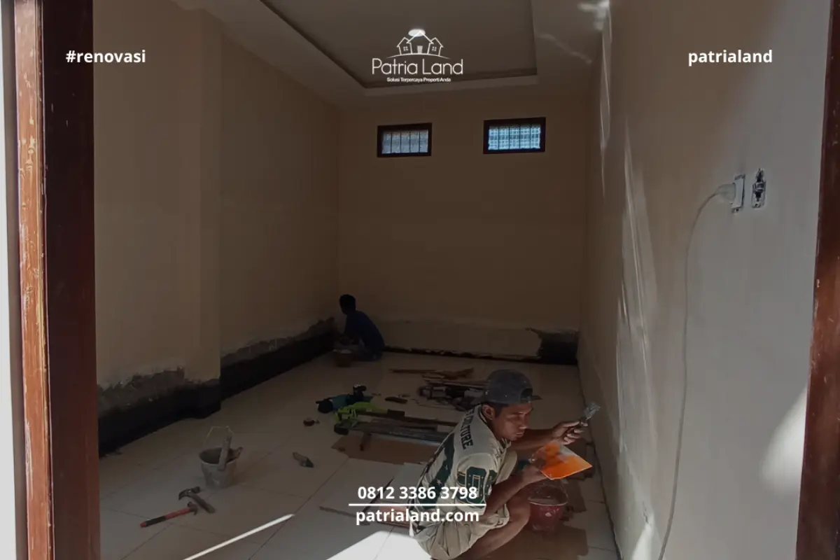 Proses pengisian nat keramik (grouting) secara rapi dan presisi oleh tim tukang bangunan Blitar