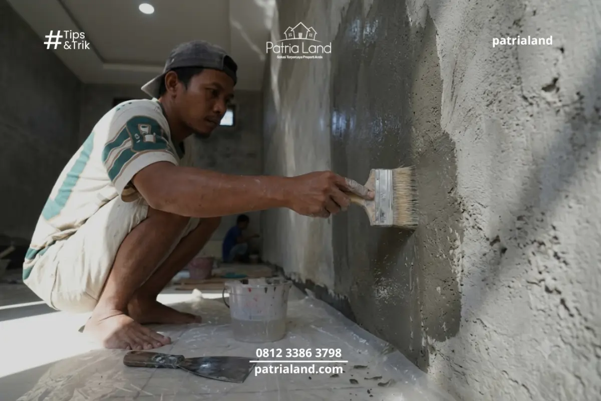 engaplikasian cat dasar alkali sealer sebelum proses plamir untuk menahan kadar alkali semen pada tembok baru.