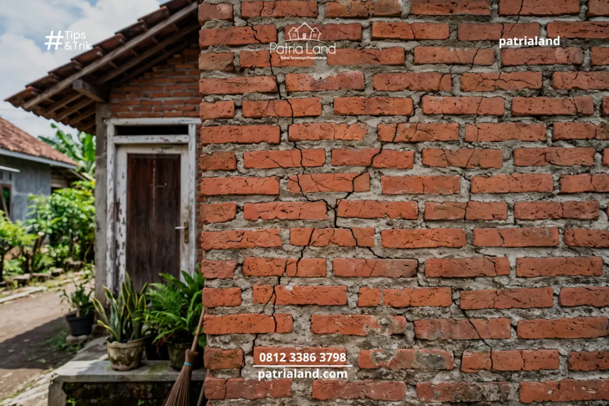 Contoh kerusakan tembok dengan retakan rambut yang membahayakan struktur bangunan.