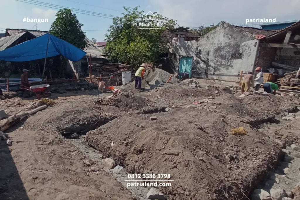 Tim jasa kontraktor Blitar melakukan penggalian tanah pondasi yang presisi pada proyek rumah di Bendogerit