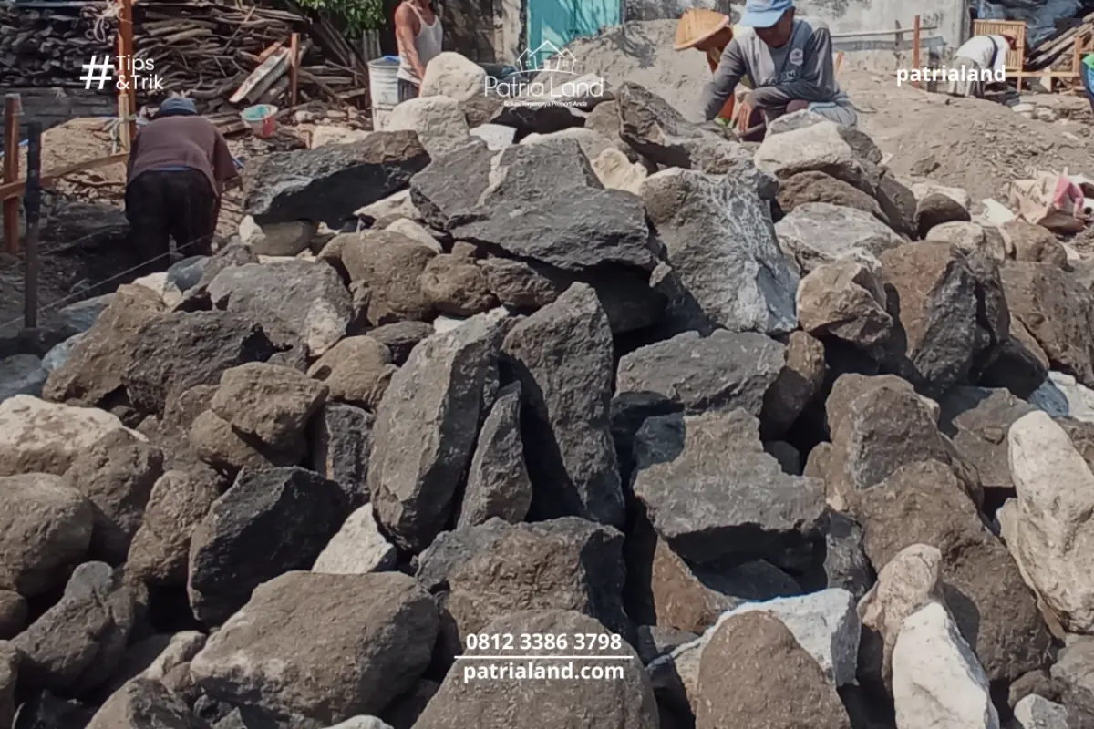 Pemilihan material batu kali berkualitas tinggi adalah kunci utama untuk pondasi rumah yang tahan lama.