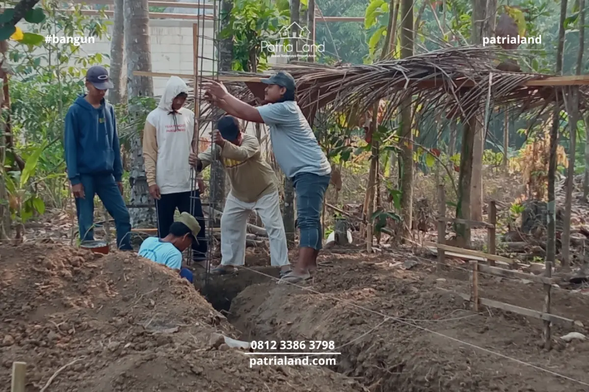 Tim PatriaLand melakukan pemasangan struktur besi footplat atau cakar ayam untuk kekuatan pondasi rumah.