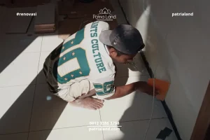 Proses pengisian nat keramik (grouting) secara rapi dan presisi oleh tim tukang bangunan Blitar