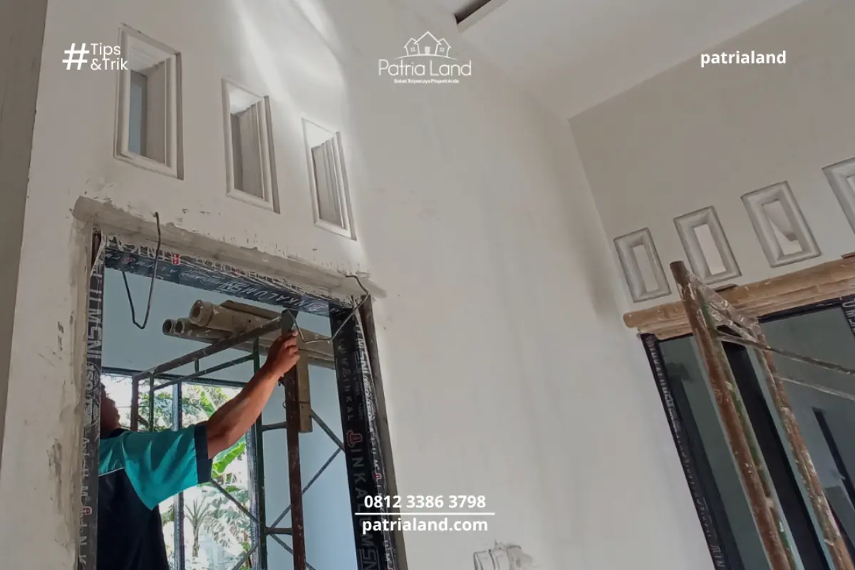 Desain tiga lubang bovenlicht berbentuk persegi panjang vertikal yang rapi di atas kusen pintu aluminium hitam.