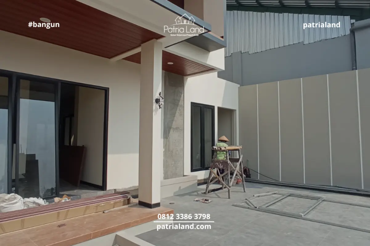 Pemasangan kusen aluminium gelap dan pintu geser kaca lebar pada area teras untuk memaksimalkan sirkulasi udara dan cahaya alami.