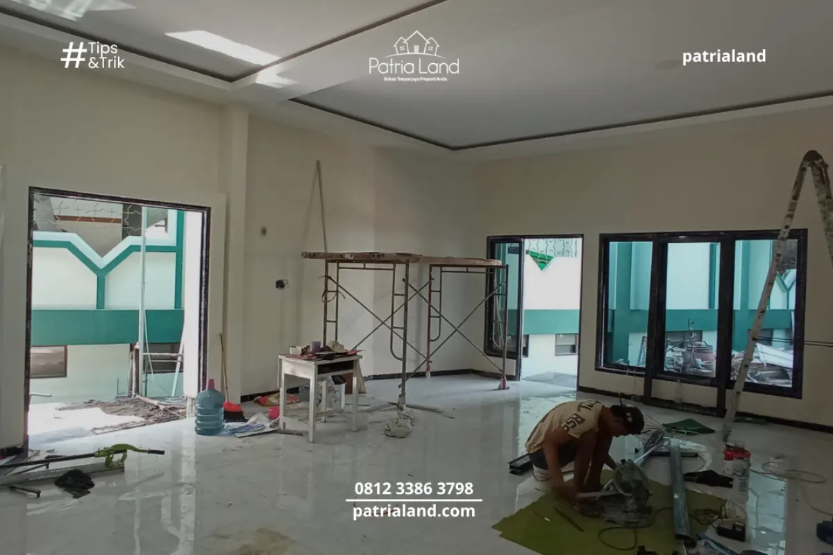 Tim jasa kontraktor Blitar PatriaLand melakukan persiapan permukaan dinding secara detail sebelum mengaplikasikan cat akhir.