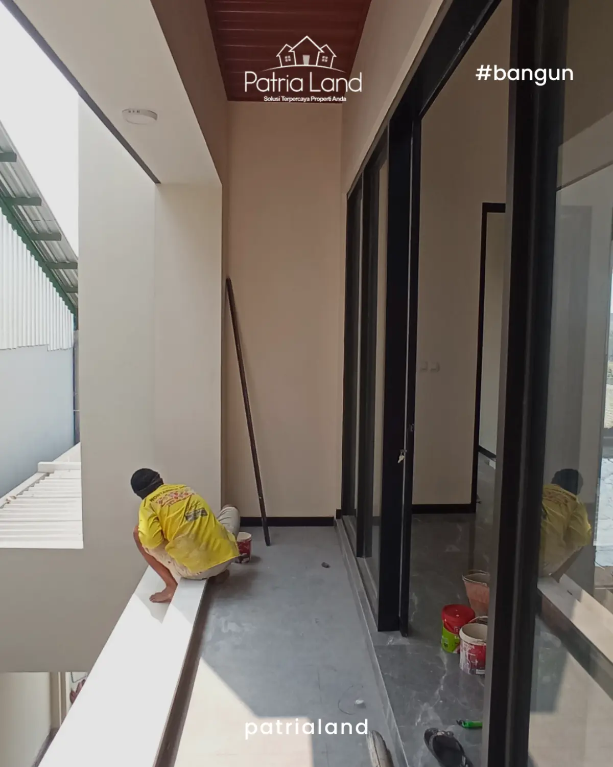 Pemasangan rel pintu sliding yang presisi pada lantai granit untuk memastikan pintu bergeser dengan lancar tanpa hambatan.