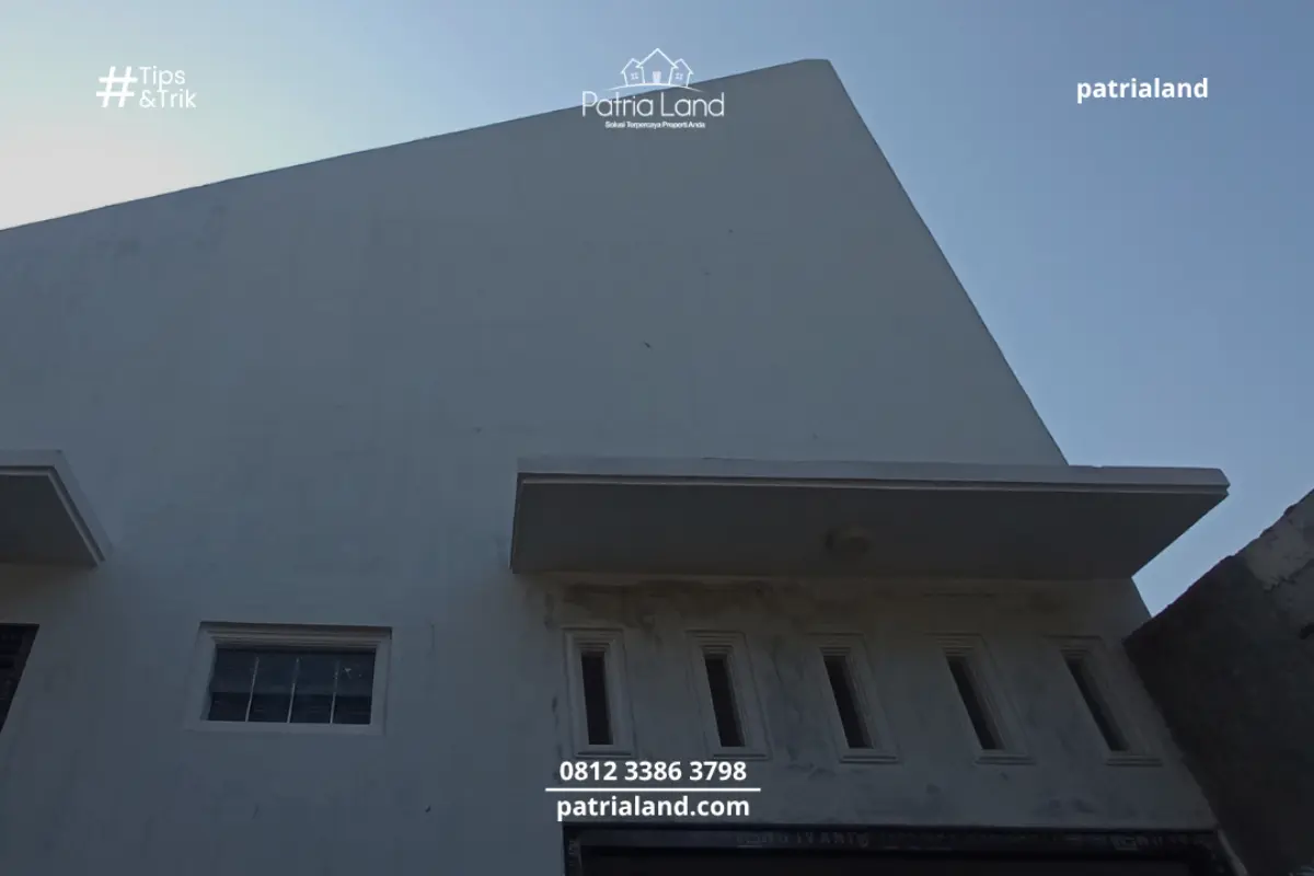 Empat lubang ventilasi atas jendela yang berfungsi memaksimalkan masuknya cahaya alami dan pergantian udara dari area taman luar rumah.